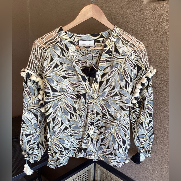 ALEXIS Women's Leaf Print Top - Black and Cream - Picture 1 of 5